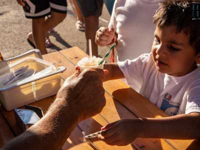Mentre parliamo notiamo la lunga fila creatasi davanti alla postazione di Nicola: ci sono bambini, ragazzini...